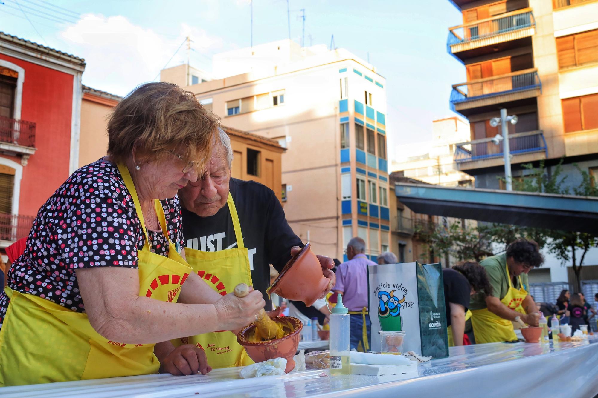 Encuentro para elaborar 'allioli' en las fiestas de Vila-real