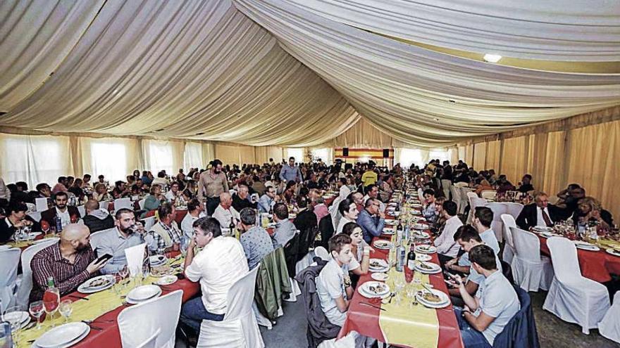 Alrededor de 500 personas asistieron ayer a la comida para defender la fiesta del toro.