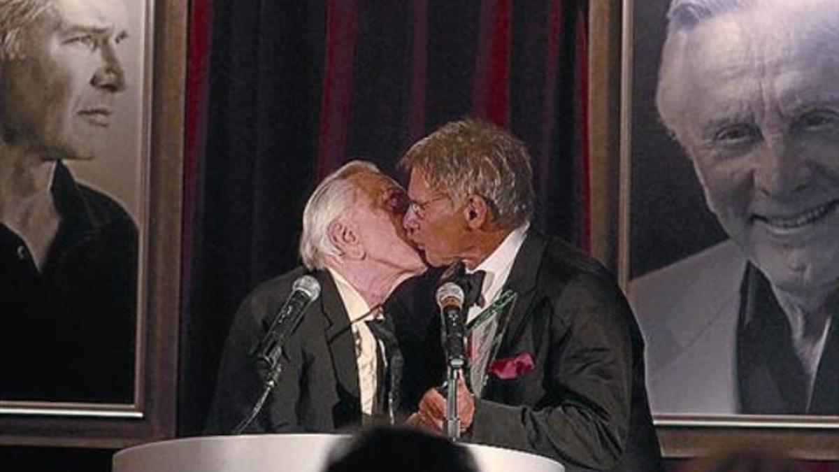El beso de Kirk Douglas y Harrison Ford_MEDIA_1