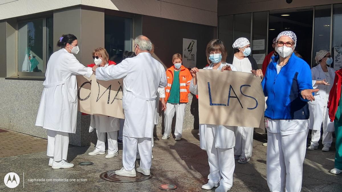 Concentración a las puertas del Centro de Salud de Puebla