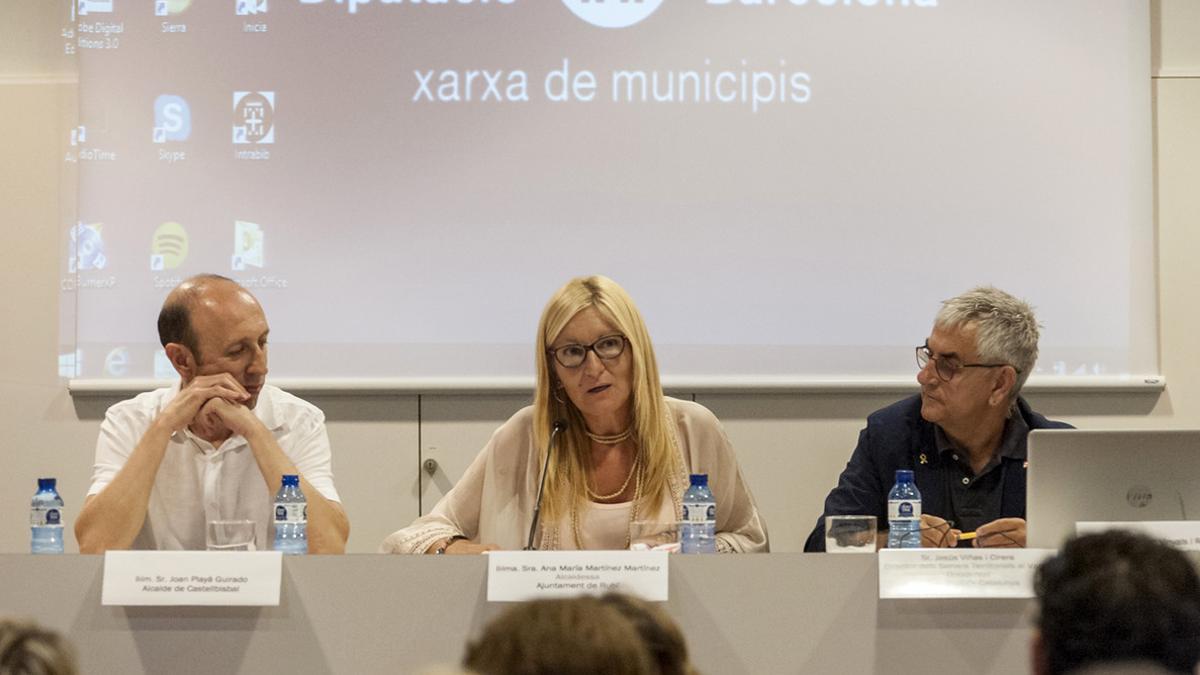 La alcaldesa de Rubí, Ana María Martínez, durante su intervención en el acto de inauguración del curso escolar