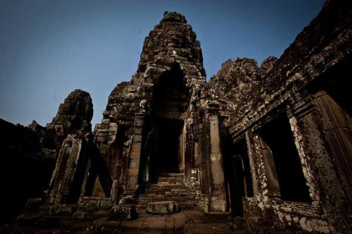 Angkor Wat fue construído complo templo hinduísta en honor a Vishnu pero luego se convirtió en templo budista.