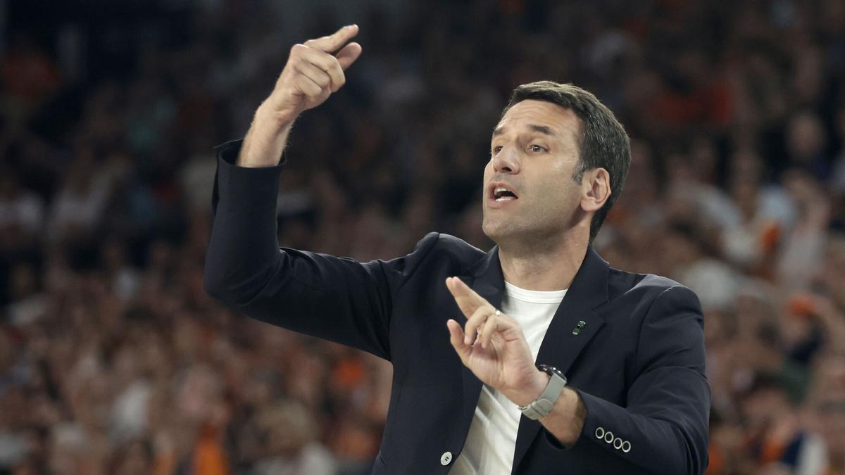 VALENCIA, 10/06/2026.- El entrenador del Joventut, Dani Miret, durante el primer partido de las semifinales de la Liga Endesa de baloncesto que Valencia Basket y Joventut de Badalona disputan hoy miércoles en el pabellón Roig Arena. EFE/Miguel Ángel Polo