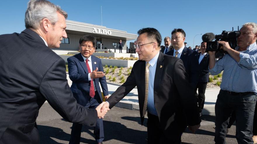 Alfonso Rueda saluda a directivos de Shanghai Kaichuang, durante la inauguración de la planta de Albo en Salvaterra de Miño. | Xunta de Galicia
