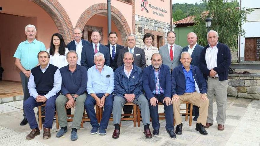 El jurado de los premios &quot;Pico Peñamellera&quot; 2018, reunido ayer en Panes.