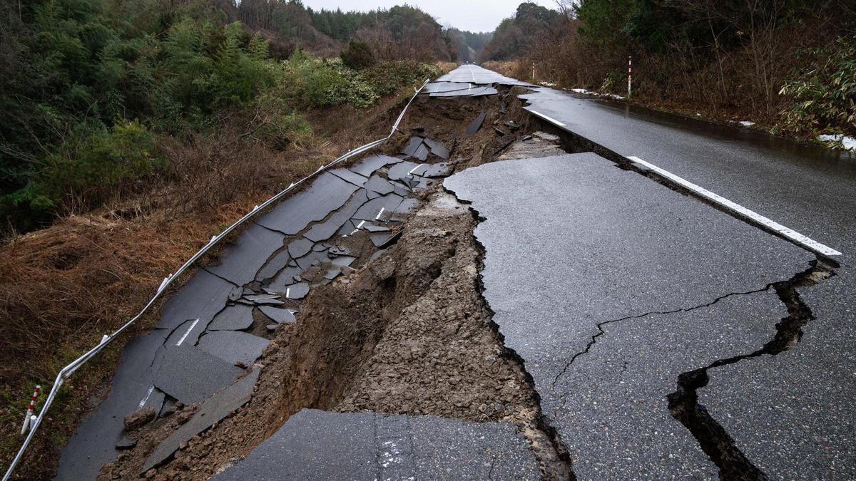Carretera dañada por los terremotos en Hakui, prefectura de Ishikawa, Japón