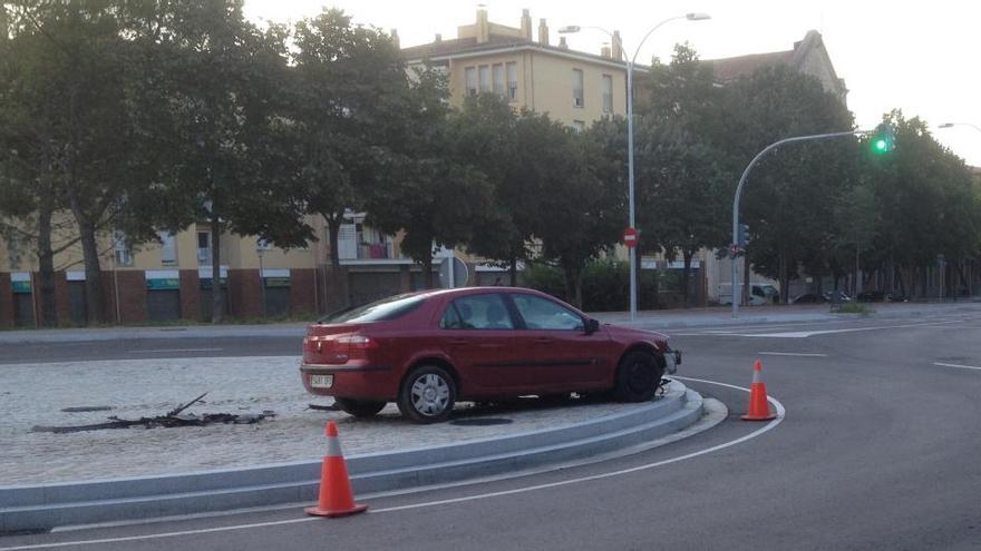 El primer accident el 31 de setembre, va acabar amb el cotxe dins del giratori · Diari de Girona