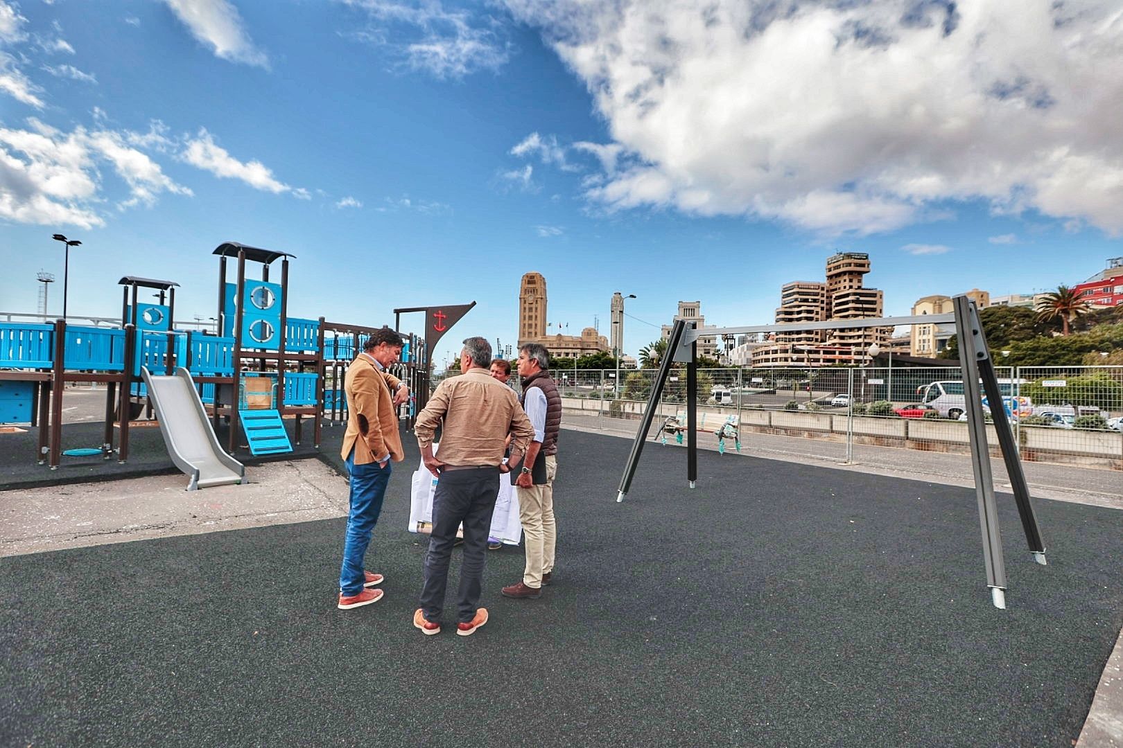 Visita institucional parque infantil Gesta, plaza España, Santa Cruz