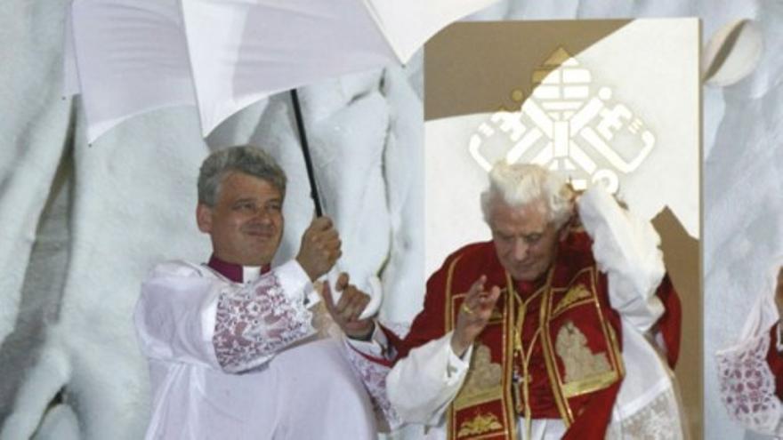 El Papa oficia la adoración