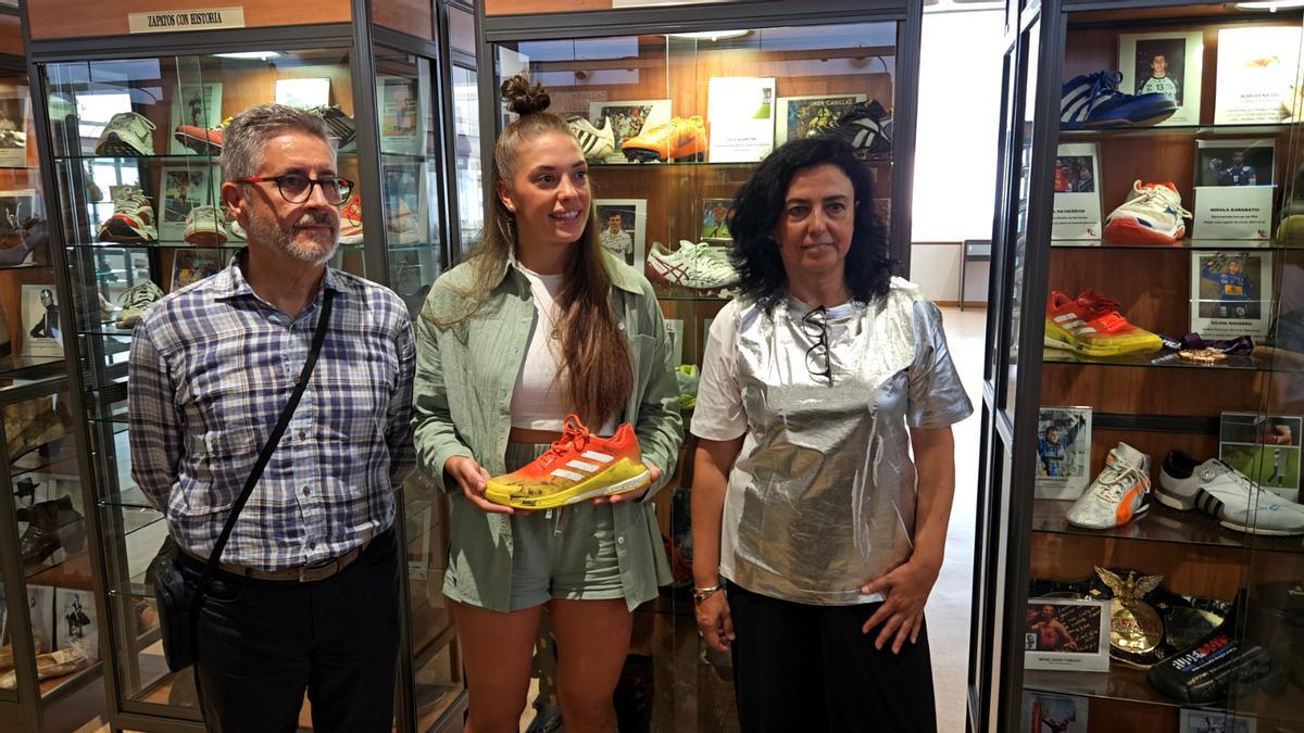 Paula Arcos con el director técnico Ángel Sandoval y la directora del Museo del Calzado de Elda, Loles Esteve.