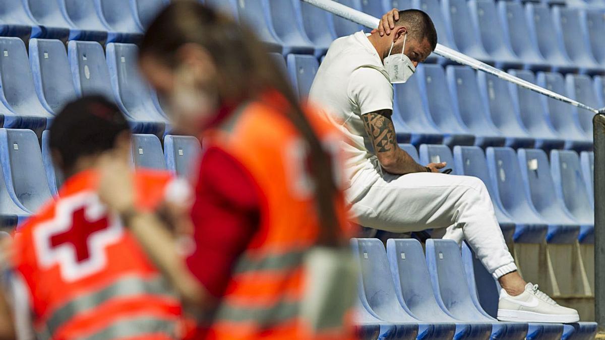 Javier «Toro» Acuña, en uno de los 14 partidos que ha estado de baja en la grada por lesión.