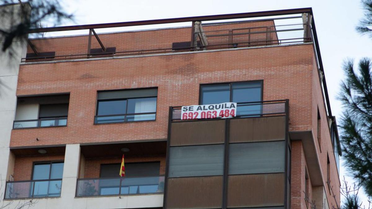 Una vivienda en Zamora con el cartel de “se alquila”. | Ana Burrieza