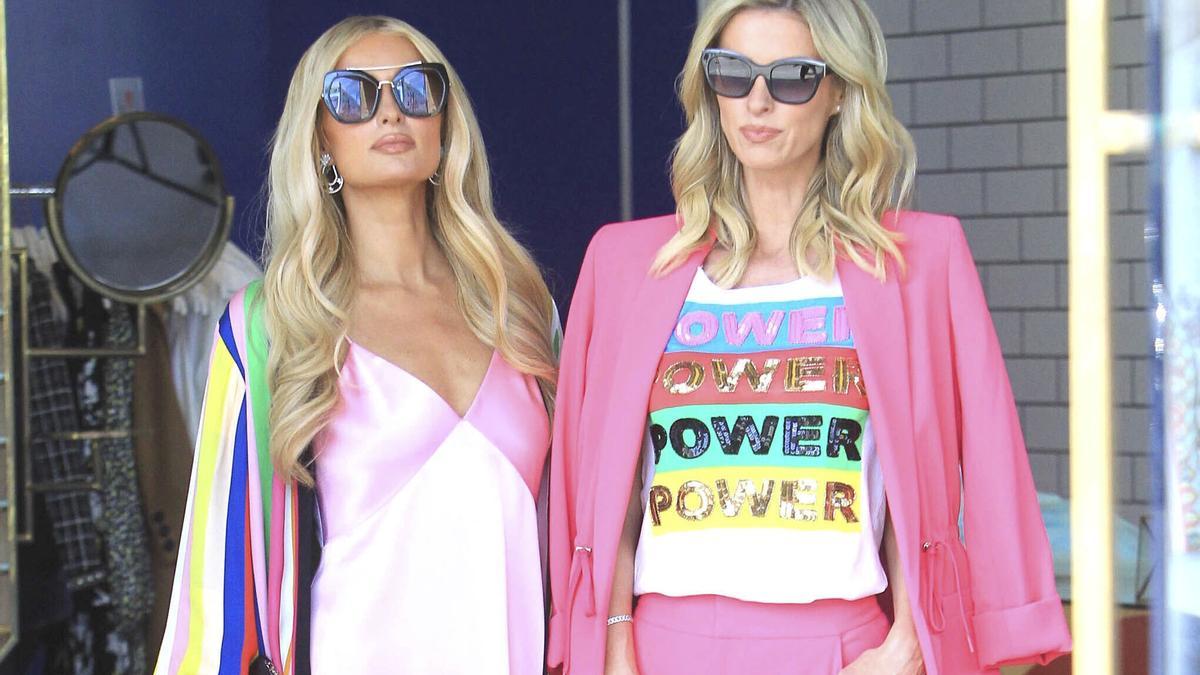 Hablemos, por favor, de los estilismos 'pink power' de las hermanas Paris y Nicky Hilton