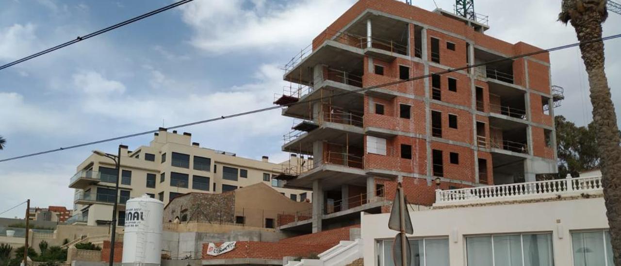 El inmueble se encuentra en primera línea de playa, en el pase del municipio, junto a un hostal.