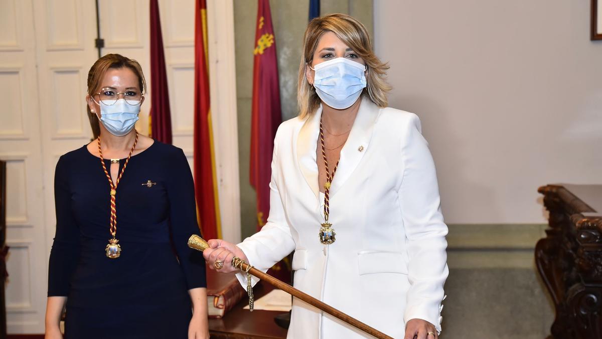 Noelia Arroyo, con el bastón de mando junto a su predecesora, Ana Belén Castejón.