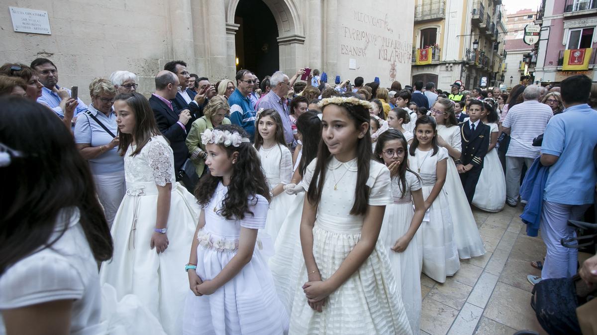 Niñas de comunión en la procesión del Corpus de 2018 en Alicante