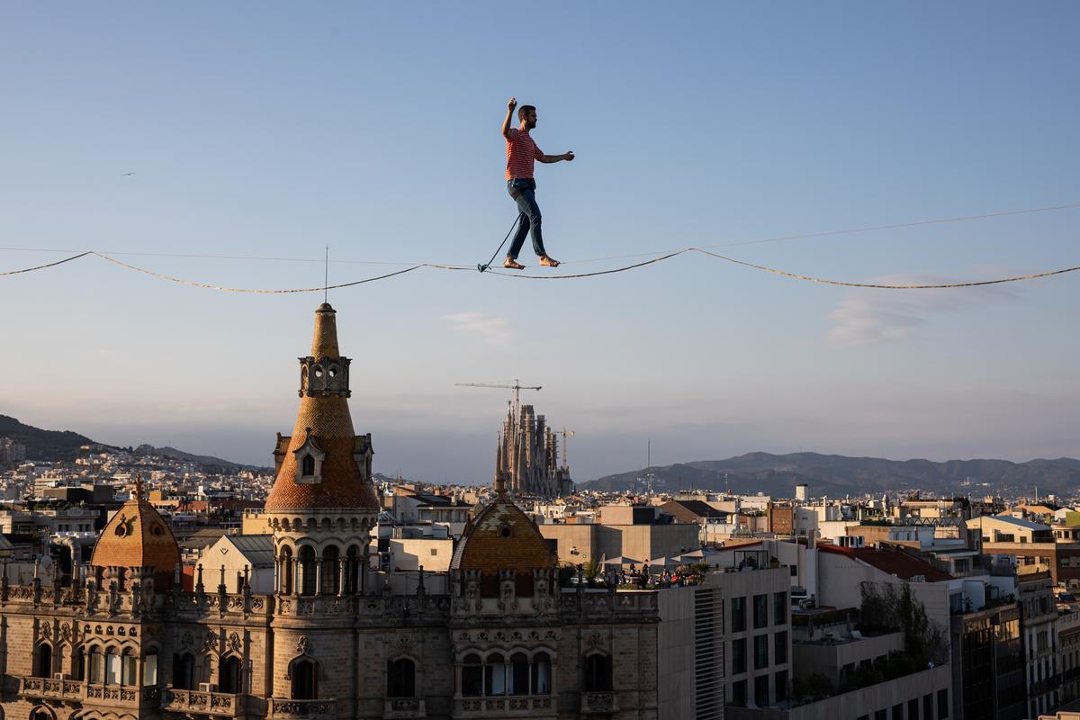 Nathan Paulin, el mejor funambulista del mundo, cruza Barcelona a 70 metros de altura