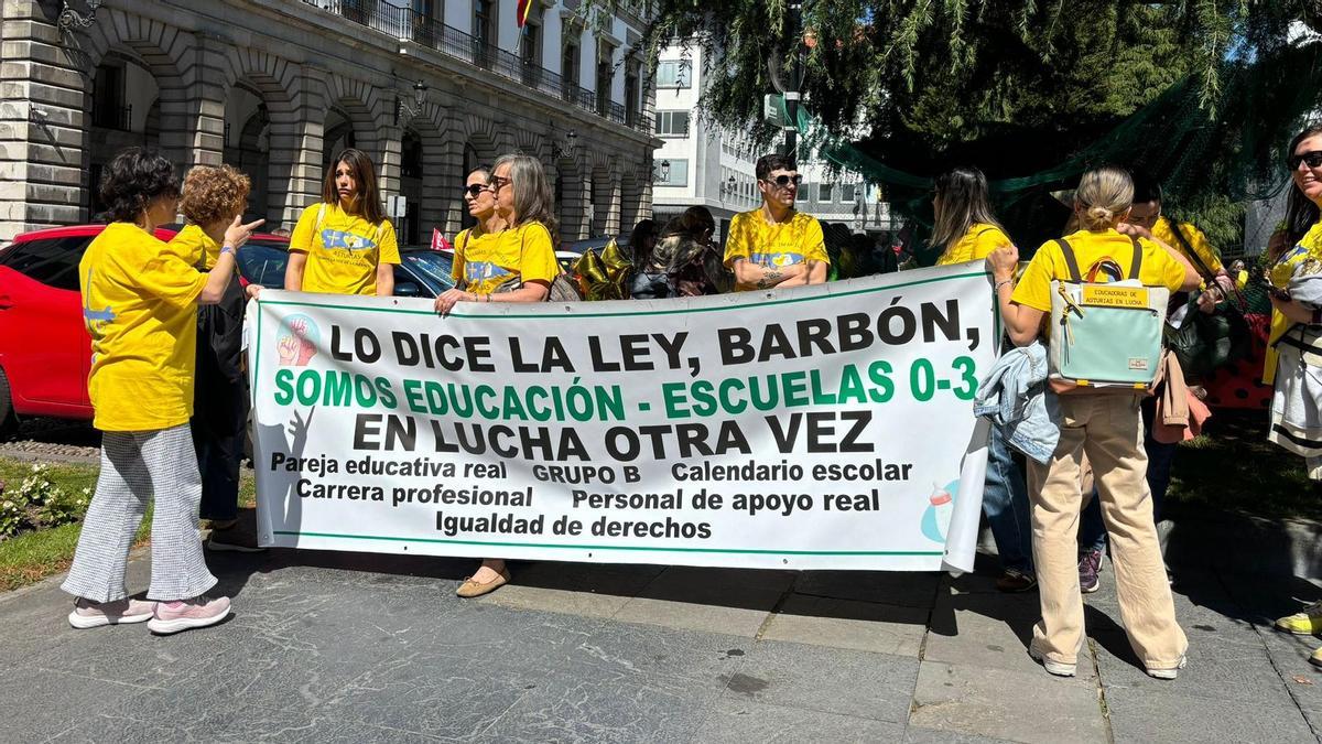 Las trabajadoras de las escuelinas, este miércoles, frente a la Consejería de Educación.