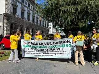Las trabajadoras de las escuelinas, "agotadas" en su decimotercera jornada de huelga: "El Principado se dice progre, socialista y feminista, pero sigue sin escucharnos"
