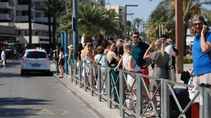 Vila empieza a instalar el toldo en la parada de taxis del puerto de Ibiza