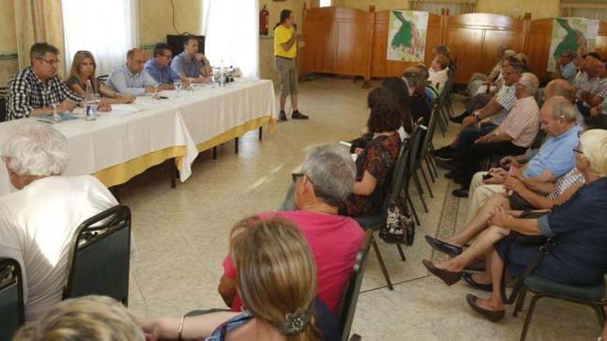 Reunión del alcalde y ediles del gobierno municipal con los vecinos de El Moralet, ayer.