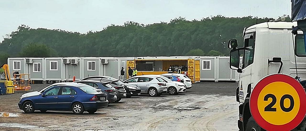 La “cafetería” para los trabajadores en la obra de Amazon, al fondo, en el bloque de color amarillo. | P. T.