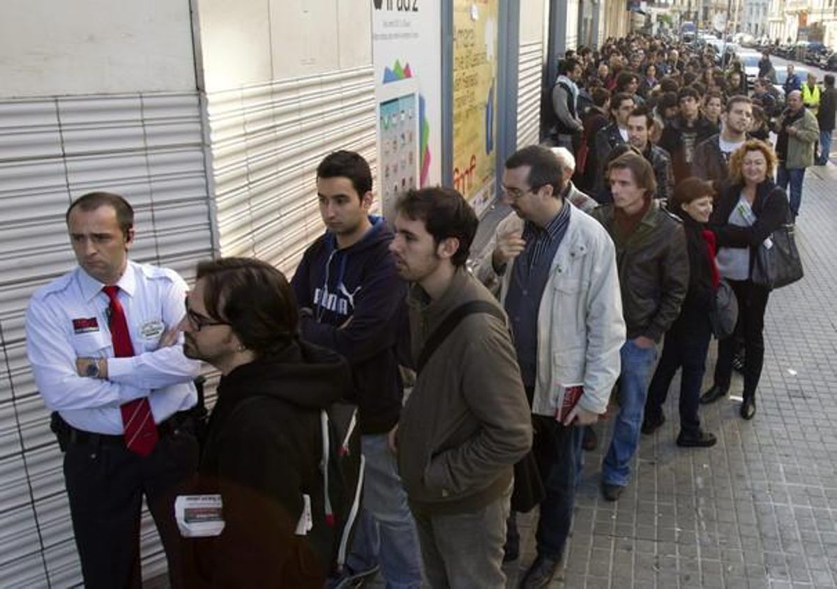 A prop de 500 persones van fer cua a les portes del centre comercial del {Triangle} el novembre passat per comprar les entrades per al concert que el rocker nord-americà oferirà el pròxim 17 de maig.