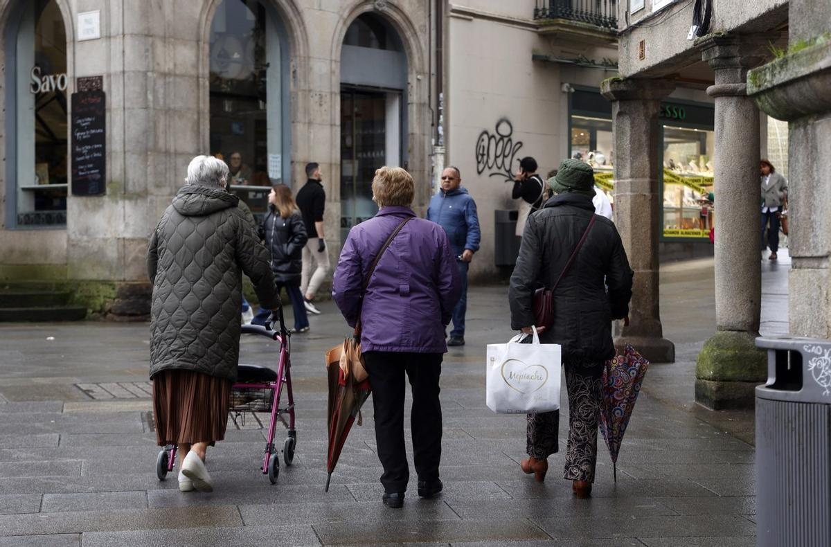 Pontevedreses de la tercera edad, en la calle Soportales.