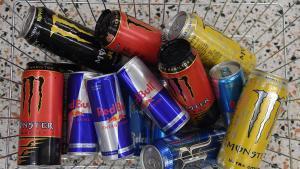 Varias bebidas energéticas en un carro de supermercado.