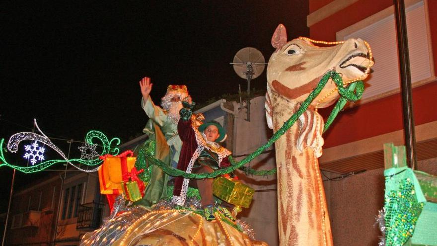 Miles de personas reciben en las calles de Galicia  a los Reyes Magos en una jornada sin incidencias