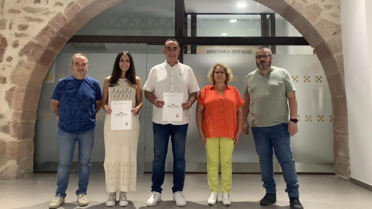 Los cinco concejales del nuevo gobierno de Vilafamés (tres del PSOE y dos de Compromís) han firmado el Acord de Quatre Cantons.