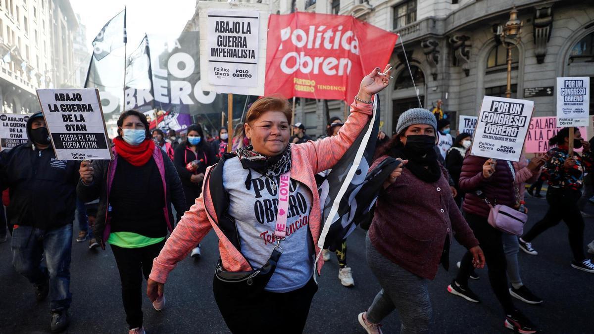 Demonstrators carry placards and banners as they march towards the Casa Rosada government house during a protest against Argentine President Alberto Fernandez&#039;s economic measures, in Buenos Aires, Argentina May 12, 2022. Placards read: &quot;Down with Nato war&quot;, &quot;Down with the imperialist war&quot;, and &quot;For a workers&#039; congress&quot;. REUTERS/Agustin Marcarian