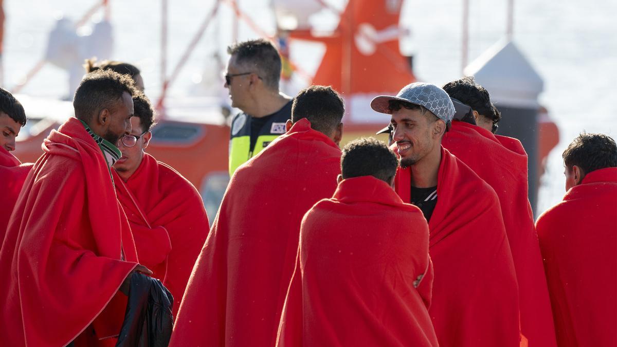 Salvamento Marítimo traslada a Arrecife, en Lanzarote, a los 37 migrantes de una neumática a la deriva (14/7/2026)