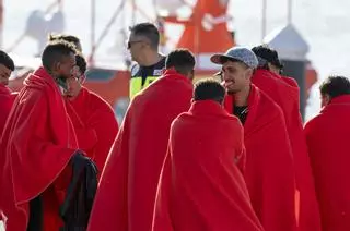 Salvamento Marítimo traslada a Arrecife, en Lanzarote, a los 37 migrantes de una neumática a la deriva (14/7/2026)