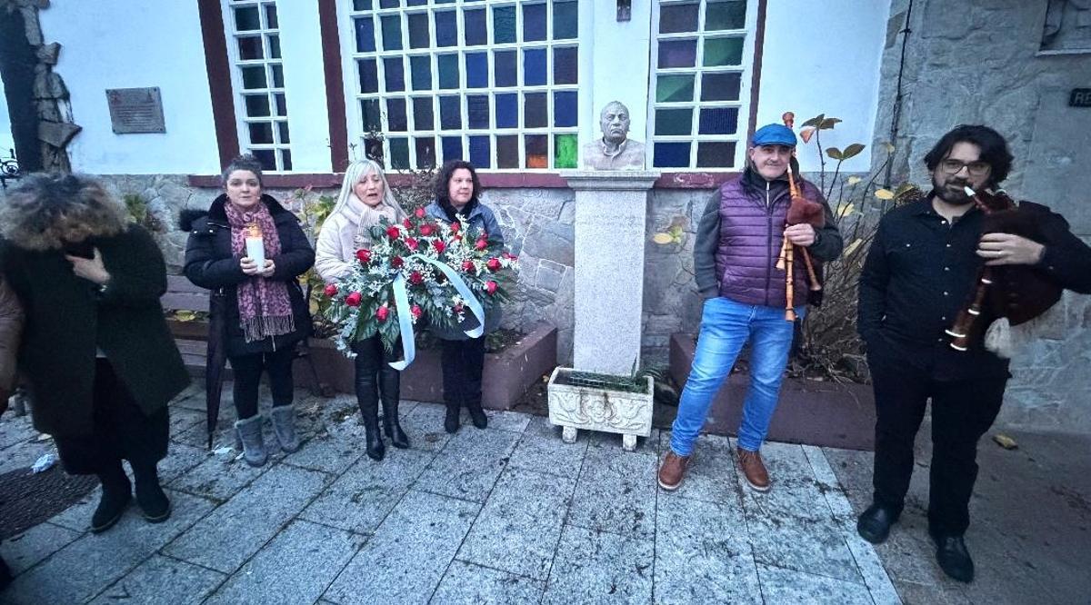 Ofrenda floral ante o busto do párroco Francisco Lorenzo, en Aguiño.