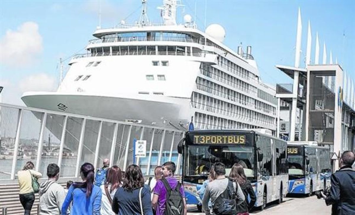 Desembarcament i final de festa . El ’Silver Whisper’, al moll Adossat, en la seva escala final a Barcelona dimarts passat. Desembarcament i final de festa . El ’Silver Whisper’, al moll Adossat, en la seva escala final a Barcelona dimarts passat.
