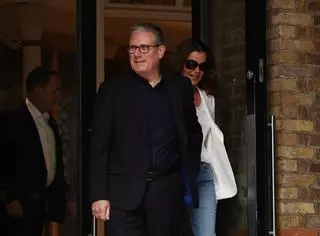Starmer s’aferra al càrrec malgrat la pressió dels seus perquè dimiteixi: «Els demostraré que estan equivocats»