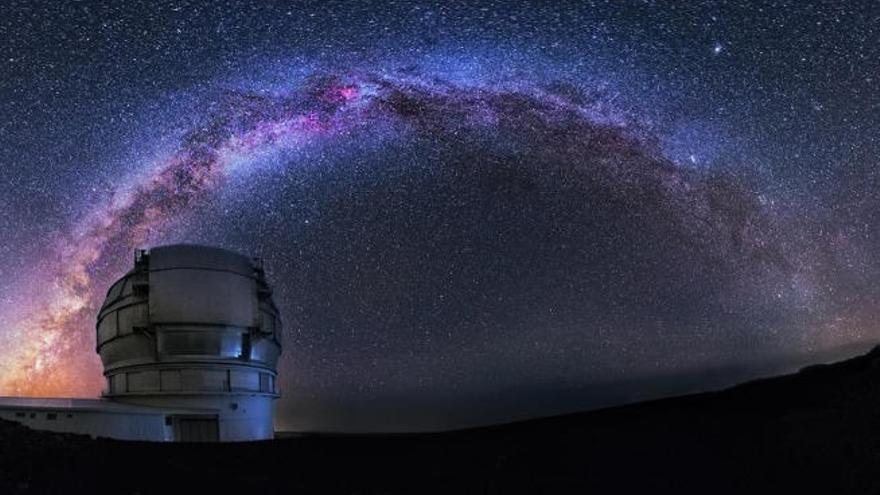 Vista panorámica del Gran Telescopio Canarias (GTC) bajo la Vía Láctea, situado en el Observatorio del Roque de los Muchachos.