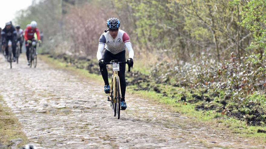 Perico Delgado en acción sobre un tramo de pavé de la París-Roubaix