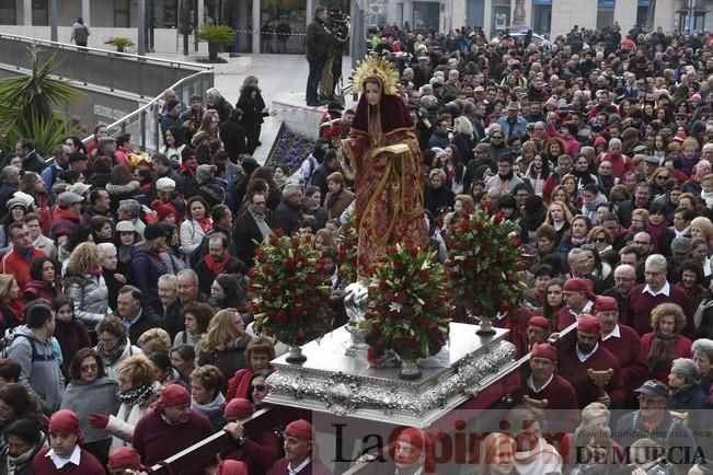 Los romeros acompañan a la Santa pese al frío.