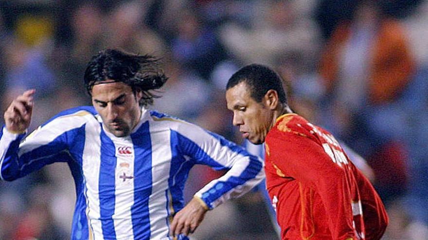 Malagueño. El paisano Juan Rodríguez trata de robarle la ´cartera´ al sevillista Luis Fabiano.