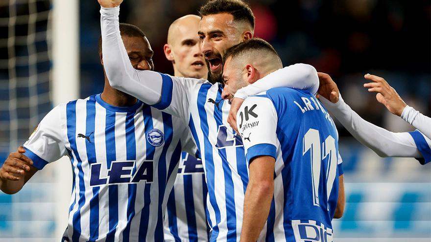 Resumen, goles y highlights del Alavés 3 - 0 Racing de la jornada 24 de LaLiga Smartbank