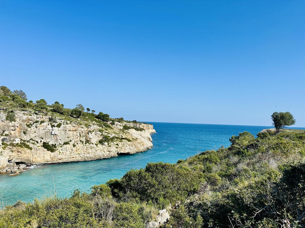 Ein Ausflug an den Strand bietet sich an, wie hier zur Cala Magraner im Osten der Insel.