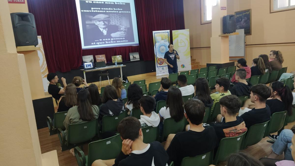 Un momento de la charla de Bouzada ante los estudiantes de ESO.