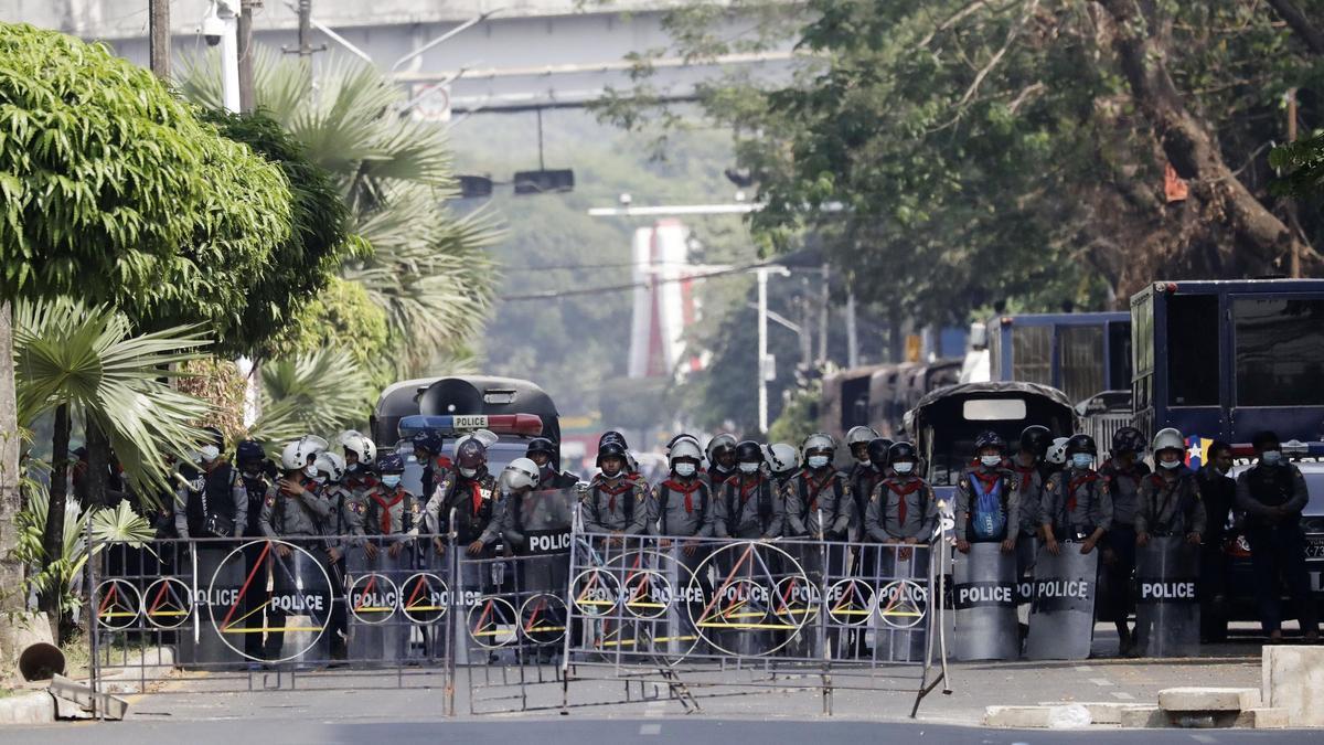 Continúa la represión violenta en las protestas contra el golpe de Estado en Birmania