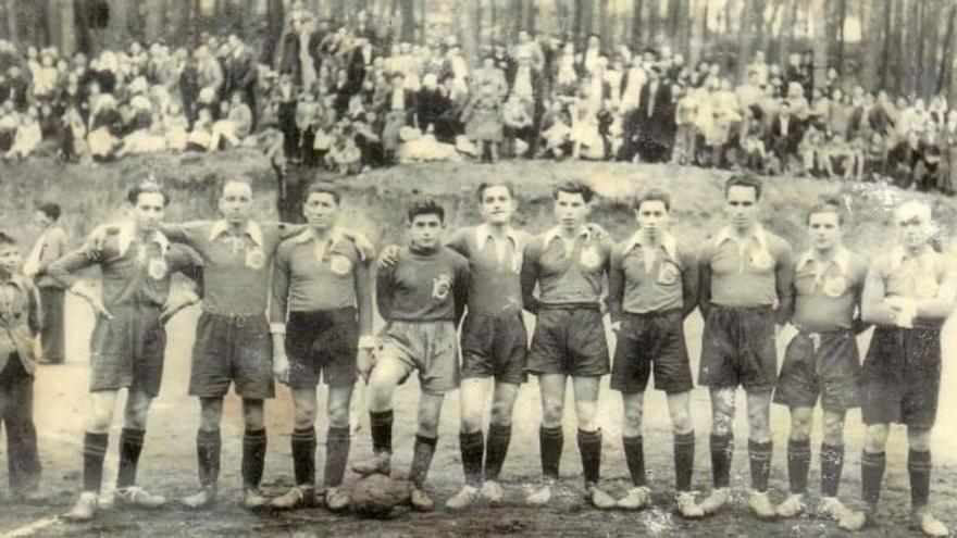 Palmás –quinto por la izquierda, con el balón en los pies– en la alineación del Domaio que jugó el primer partido de su historia.