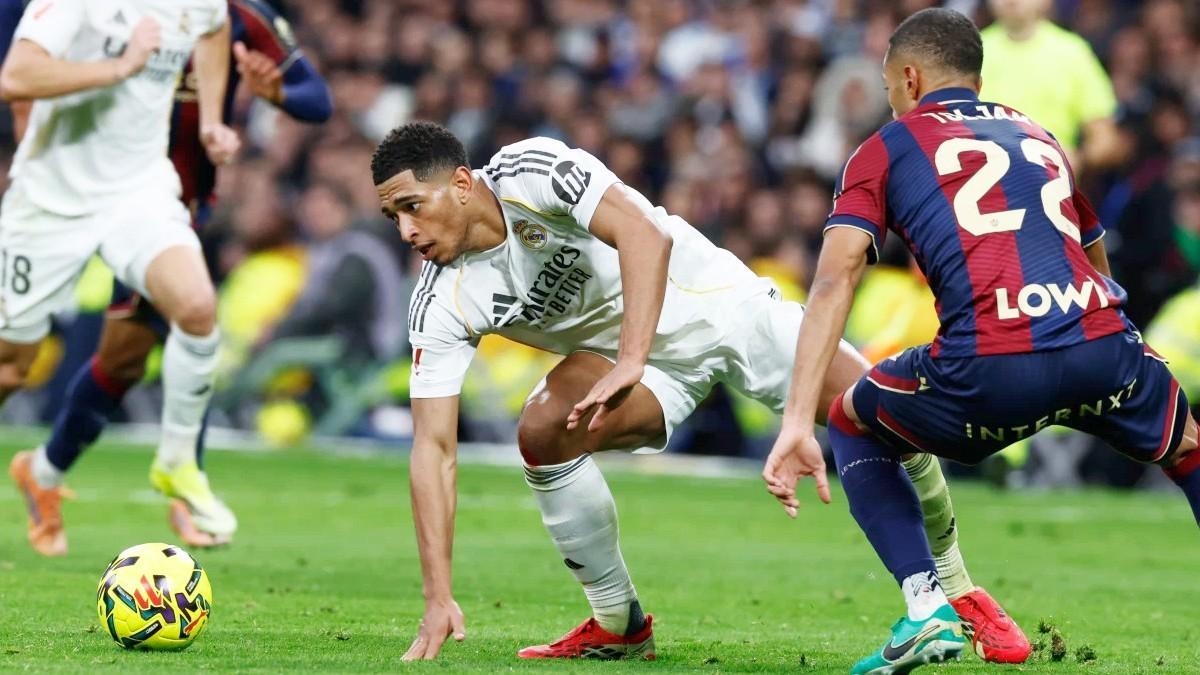 Bellingham ante Toljan, jugador del Levante