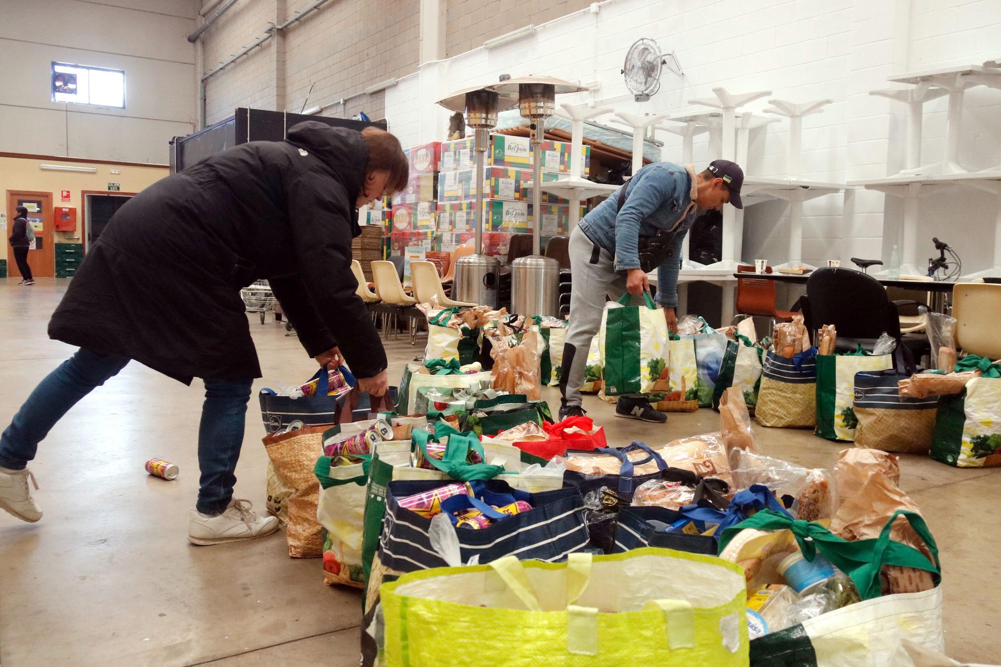 Aliments, roba i suport emocional per a 150 famílies ucraïneses refugiades a les comarques gironines