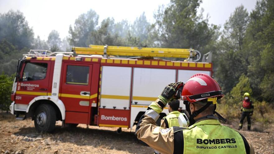 Un incendio en un campo abandonado de Almassora moviliza a los bomberos