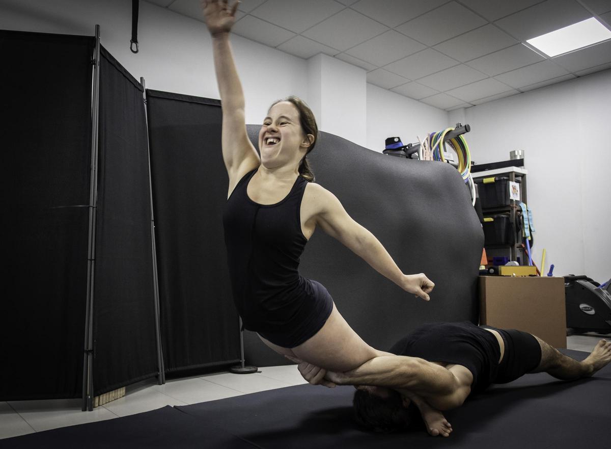 Ensayo del dúo acrobático de la Fundación Igual Arte.